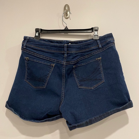 •2/$20• Simply Vera Dark Blue Denim Shorts with Cuff - Size 12 Short - Picture 2 of 3